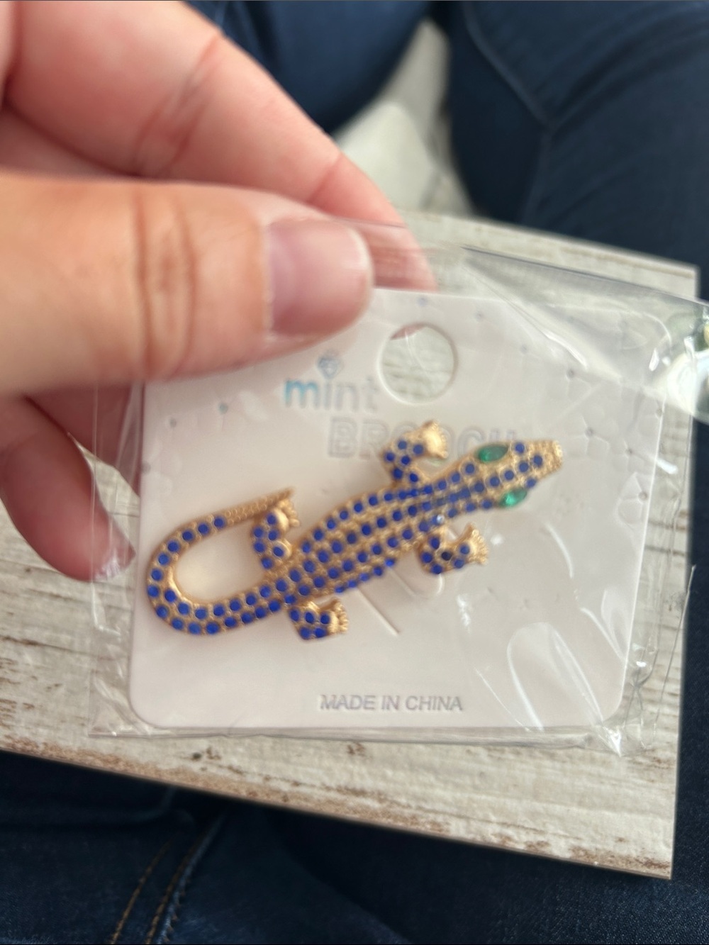 🔥$4 Gold-tone Alligator Pin Brooch with Blue Stones